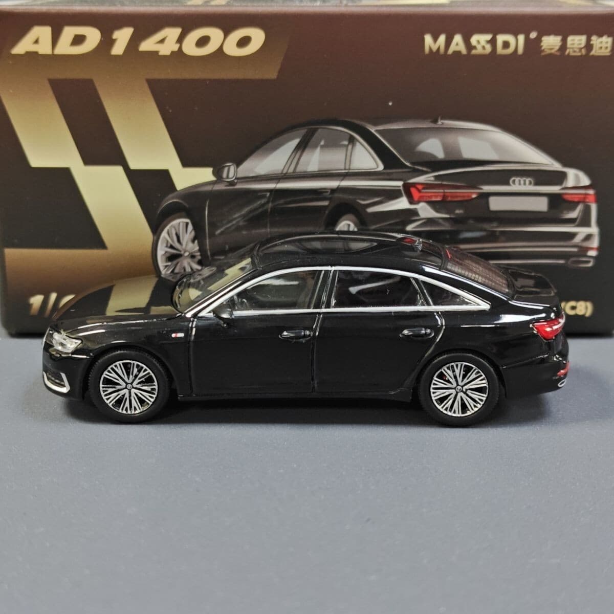 Massdi Audi A8L 2021 - negro 1:64